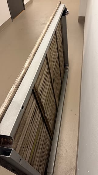 Trädgårdsstolar och bordsskiva i hardwoodträ och metall