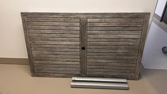 Trädgårdsstolar och bordsskiva i hardwoodträ och metall