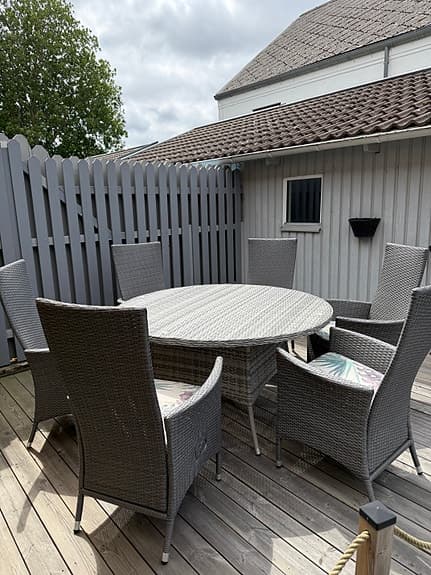 Trädgårdsbord och sex stolar