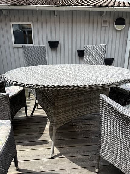 Trädgårdsbord och sex stolar