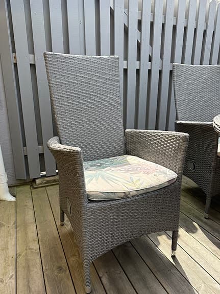 Trädgårdsbord och sex stolar
