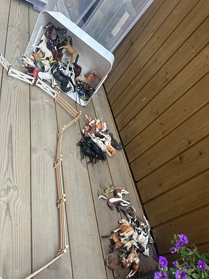 Schleich hästgård med flera stall och hästar