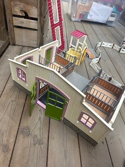 Schleich hästgård med flera stall och hästar