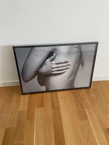 Vacker tavla med konst/fototryck i svart/vitt med svart ram