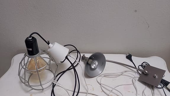 1 Vägglampa och 1 taklampa. Båda för priset. Ej Ikea.