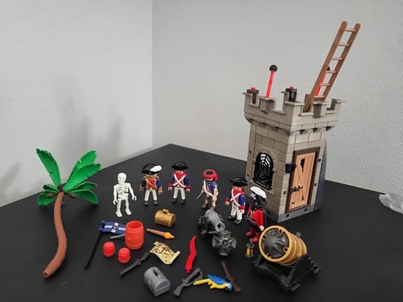 Playmobil piratborg med gubbar och tillbehör
