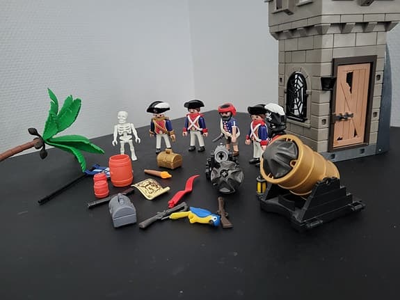 Playmobil piratborg med gubbar och tillbehör