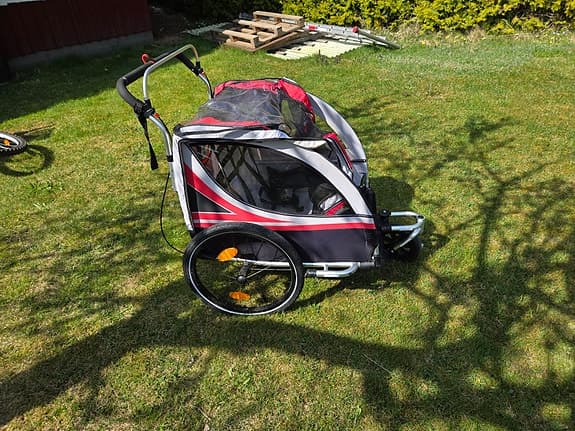 Cykelvagn röd/svart med två sittplatser