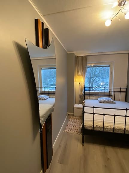 Unik spegel med hatthylla / väggmöbel – modern design