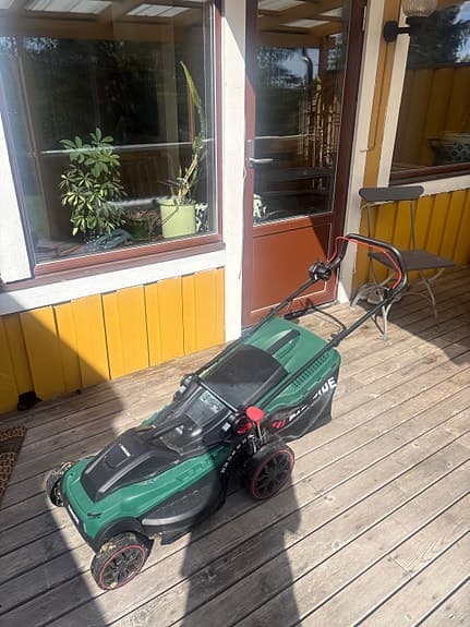 Grön gräsklippare med uppsamlare obs med sladd