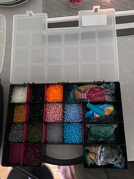 Hama pärlor med förvaringslådor och pärlplattor