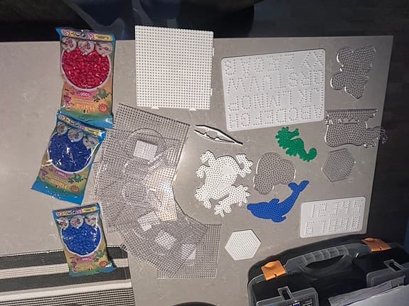 Hama pärlor med förvaringslådor och pärlplattor