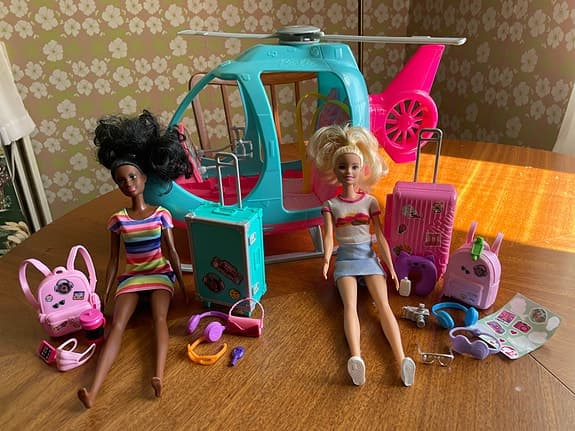 Barbie dockor med helikopter och reseset i nyskick