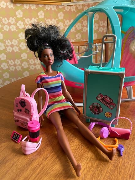 Barbie dockor med helikopter och reseset i nyskick