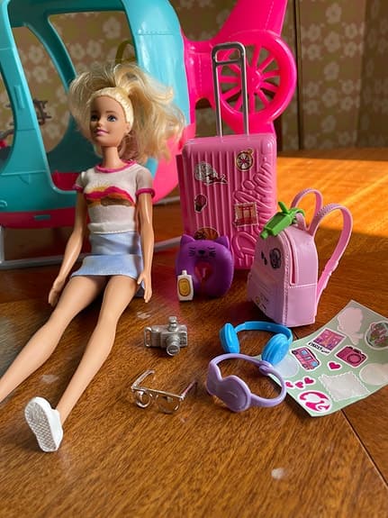 Barbie dockor med helikopter och reseset i nyskick
