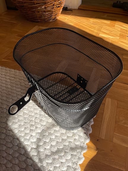 Svart cykelkorg i metall