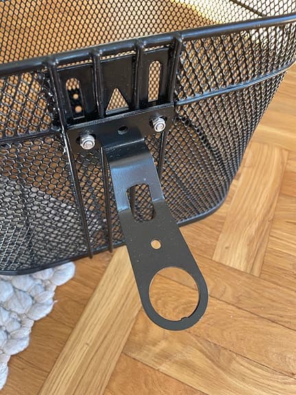 Svart cykelkorg i metall