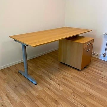 Skrivbord i trä och metall