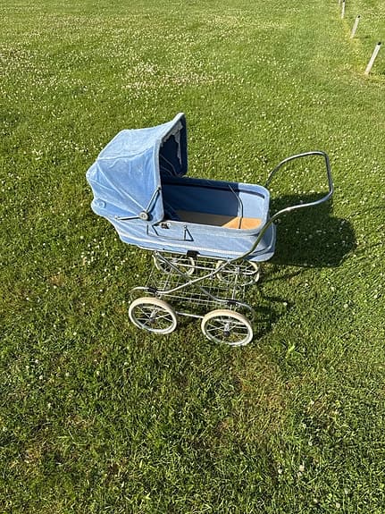 Blå retro barnvagn med liggdel