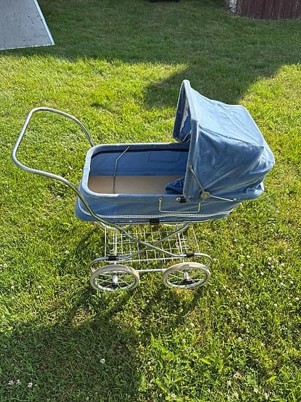 Blå retro barnvagn med liggdel
