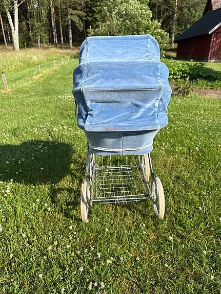 Blå retro barnvagn med liggdel