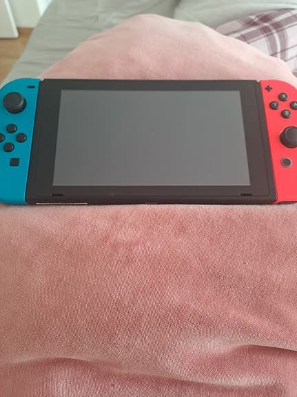 Nintendo Switch spelkonsol med Joy-Con blå/röd