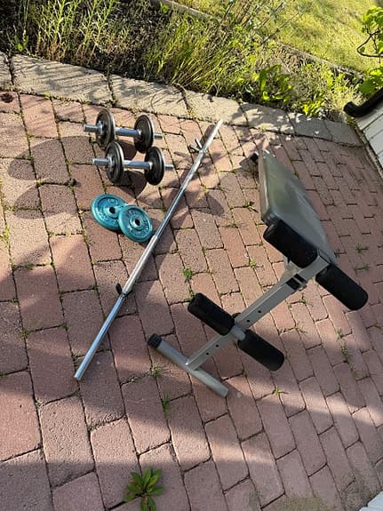 Träningsbänk med skivstång, hantlar och vikter