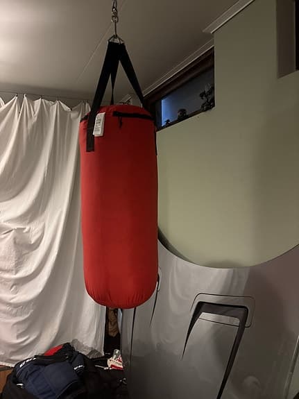 Röd boxningssäck med upphängning