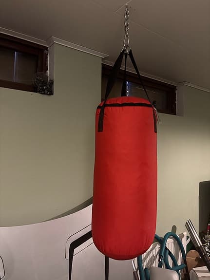 Röd boxningssäck med upphängning