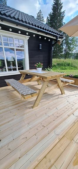 Rastplatsbord med fasta bänkar i trä