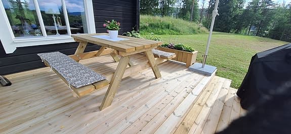 Rastplatsbord med fasta bänkar i trä