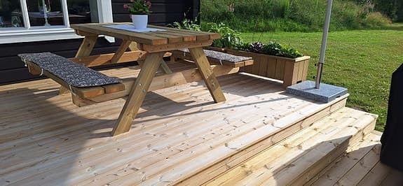 Rastplatsbord med fasta bänkar i trä