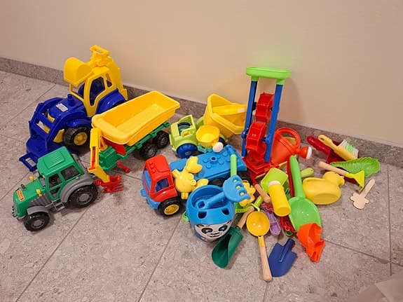 Leksaksfordon och uteleksaker i plast