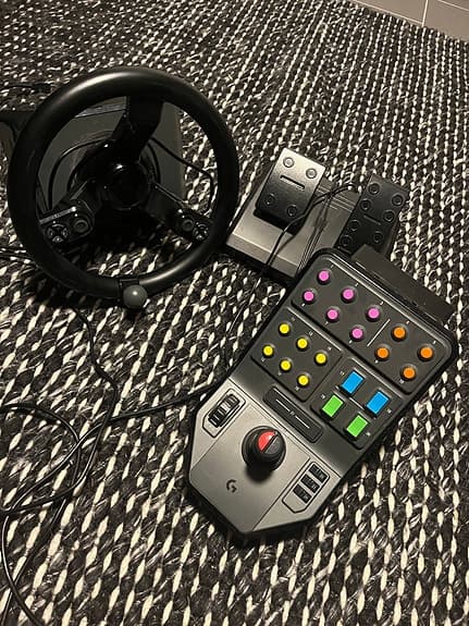 Logitech ratt och pedaler med kontrollpanel för spel