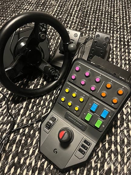 Logitech ratt och pedaler med kontrollpanel för spel