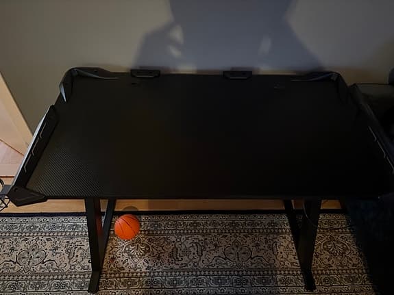 Skrivbord med led lampor på båda sidorna
