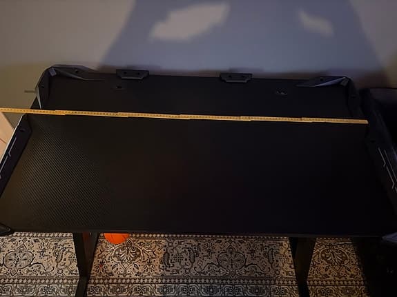 Skrivbord med led lampor på båda sidorna