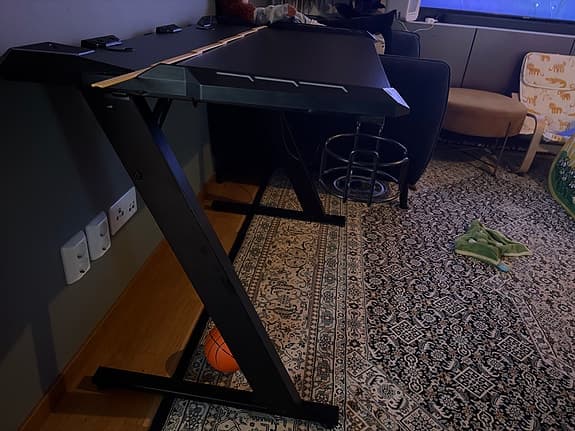Skrivbord med led lampor på båda sidorna
