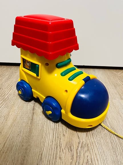 Leksak på hjul med ljud och snöre