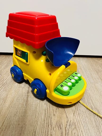 Leksak på hjul med ljud och snöre