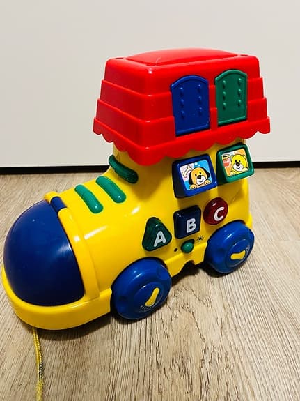 Leksak på hjul med ljud och snöre