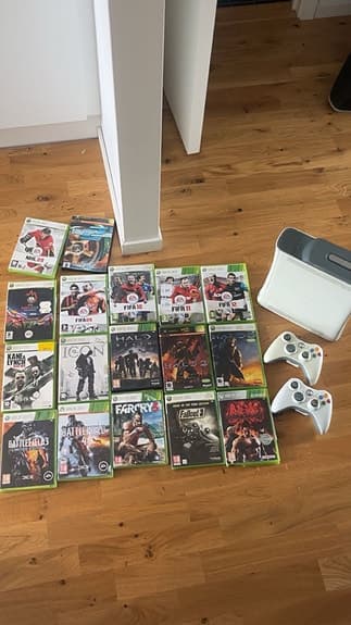 Xbox 360 med handkontroller och spelpaket