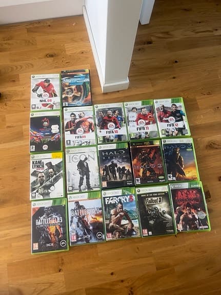Xbox 360 med handkontroller och spelpaket