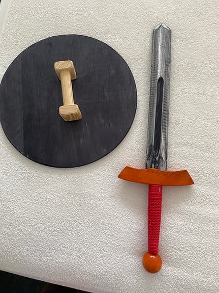 Träsköld och leksakssvärd/LARP-svärd – fint skick