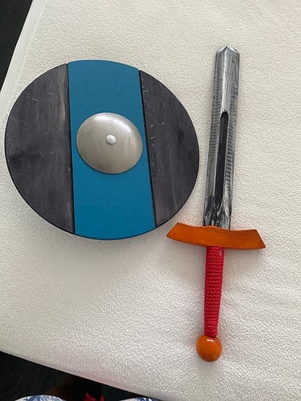 Träsköld och leksakssvärd/LARP-svärd – fint skick