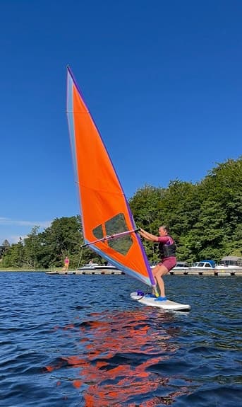 Vindsurfingbräda med orange segel