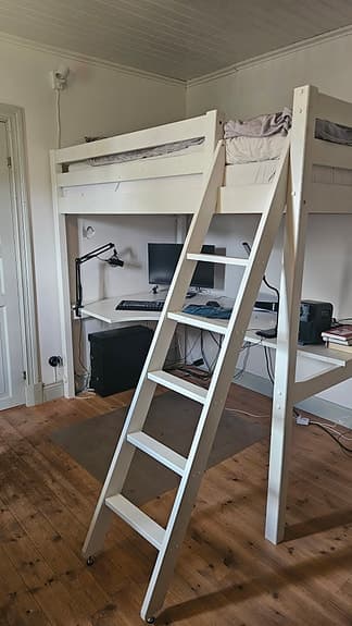 Loftsäng med skrivbord, modell Saga