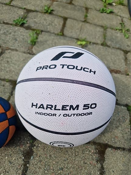 Tarmak K100 och Pro Touch Harlem 50 basketbollar