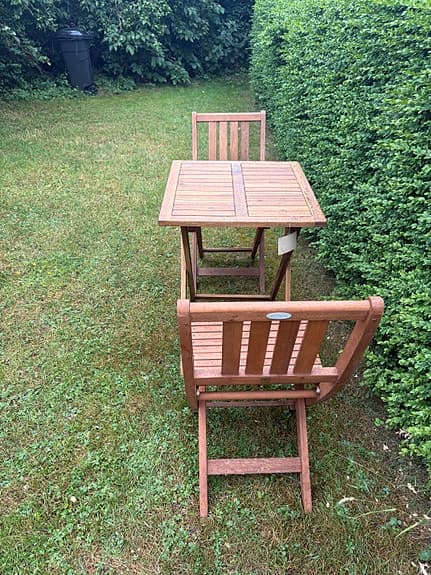 Trädgårdsgrupp trä bord och 2 stolar