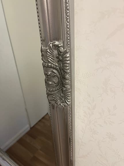 Helkroppsspegel med silverfärgad ram